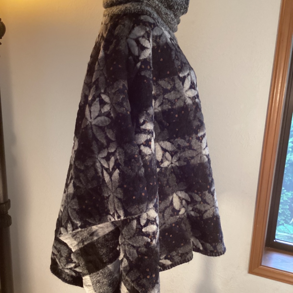 Wool Design Poncho - Picture 4 of 7